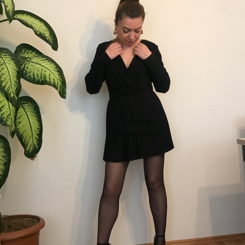 Pilise Detaylı Kruvaze Yaka Mini Tulum Siyah