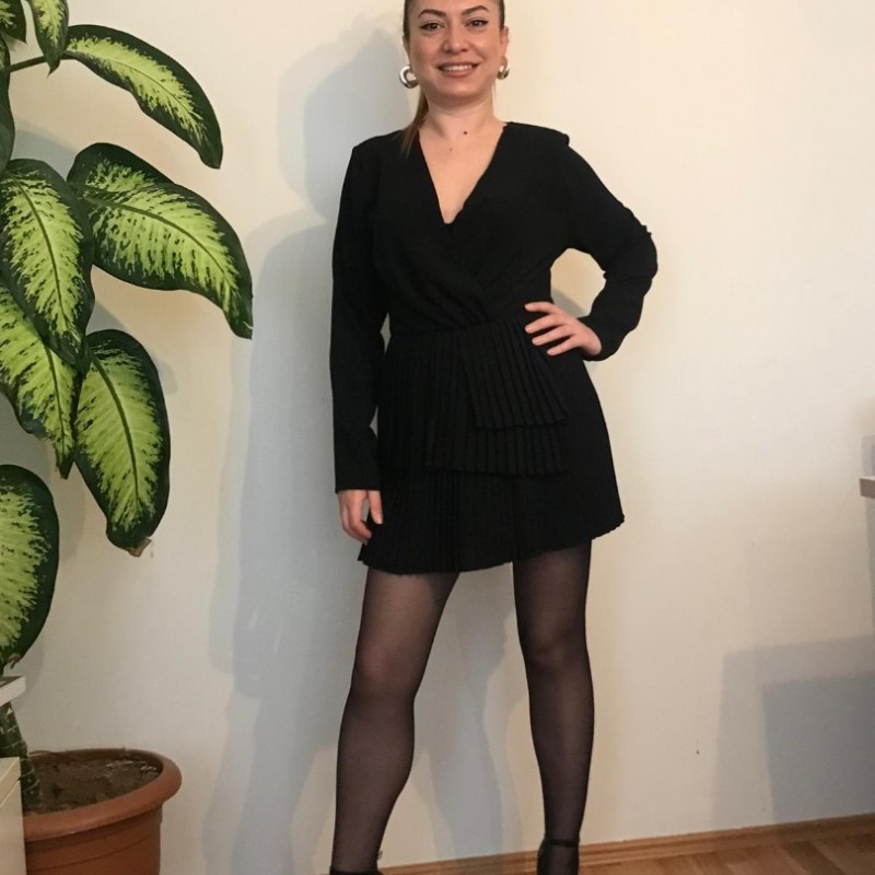 Pilise Detaylı Kruvaze Yaka Mini Tulum Siyah